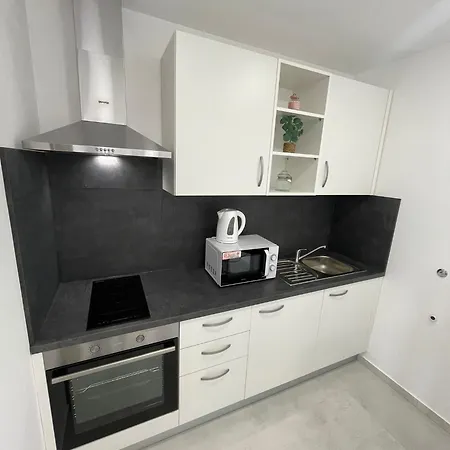 Modern Iva With Balcony, Free Parking & Wi-fi, Appartement