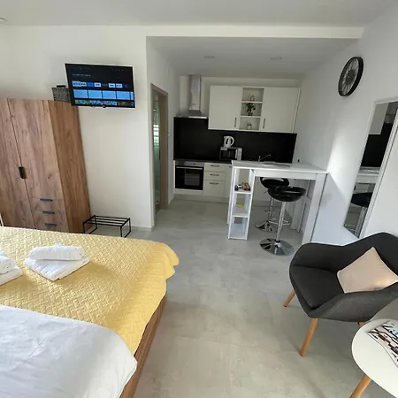 Modern Iva With Balcony, Free Parking & Wi-fi, 아파트 *
