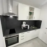 Modern Iva With Balcony, Free Parking & Wi-fi, Appartement