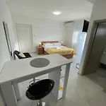 Modern Iva With Balcony, Free Parking & Wi-fi, * زادار