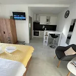 Modern Iva With Balcony, Free Parking & Wi-fi, شقة *