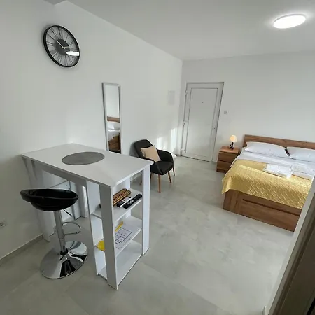 Modern Iva With Balcony, Free Parking & Wi-fi, דירה