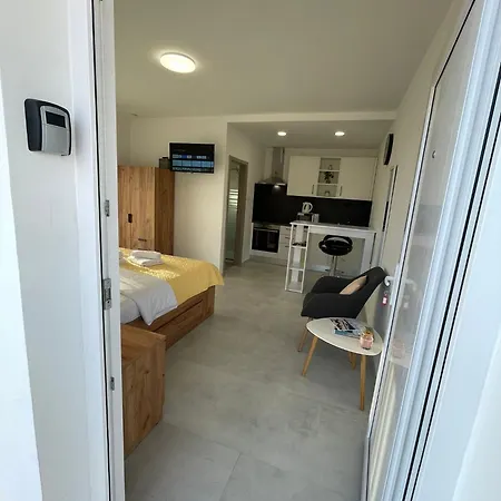 Modern Iva With Balcony, Free Parking & Wi-fi, Apartman