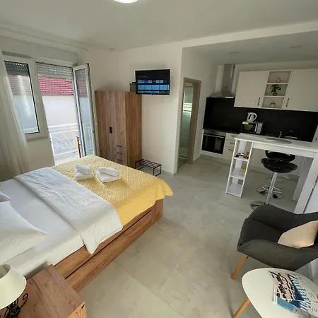Modern Iva With Balcony, Free Parking & Wi-fi, דירה זאדאר