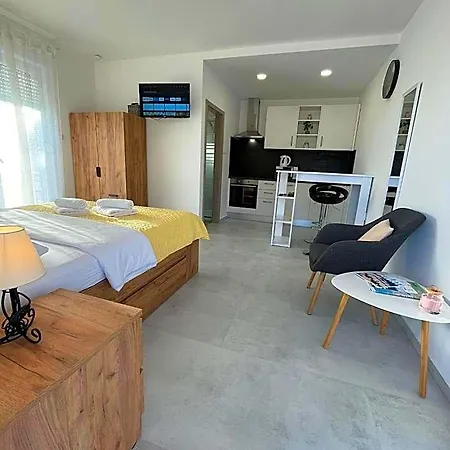 Modern Iva With Balcony, Free Parking & Wi-fi,