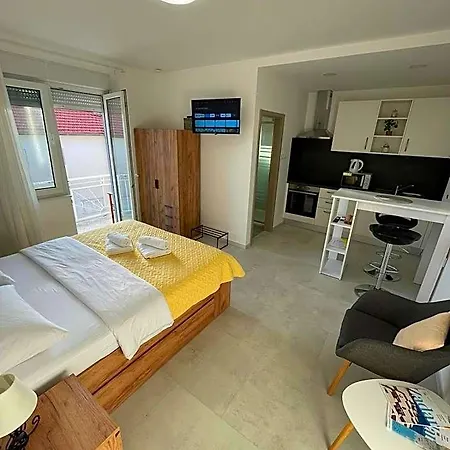Modern Iva With Balcony, Free Parking & Wi-fi, דירה *