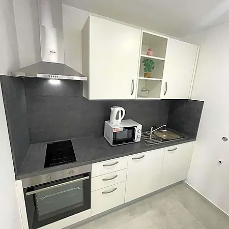 דירה Modern Iva With Balcony, Free Parking & Wi-fi, *