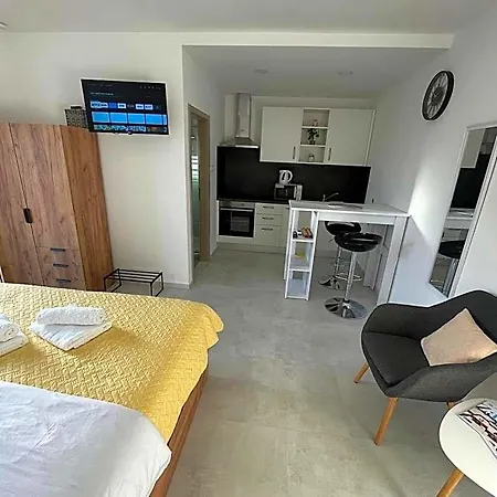 Modern Iva With Balcony, Free Parking & Wi-fi, דירה *