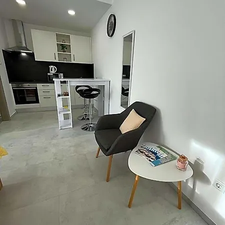 Modern Iva With Balcony, Free Parking & Wi-fi, דירה *