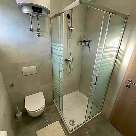 Modern Iva With Balcony, Free Parking & Wi-fi, דירה זאדאר