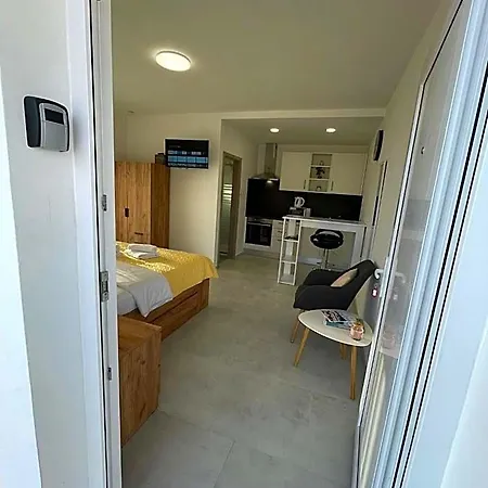 דירה Modern Iva With Balcony, Free Parking & Wi-fi, זאדאר