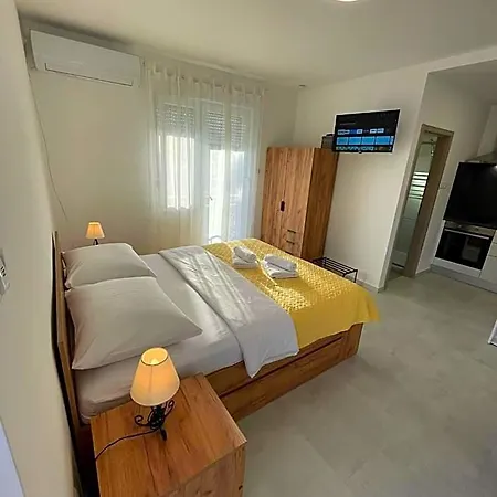 Modern Iva With Balcony, Free Parking & Wi-fi, דירה *