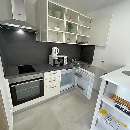דירה Modern Iva With Balcony, Free Parking & Wi-fi,