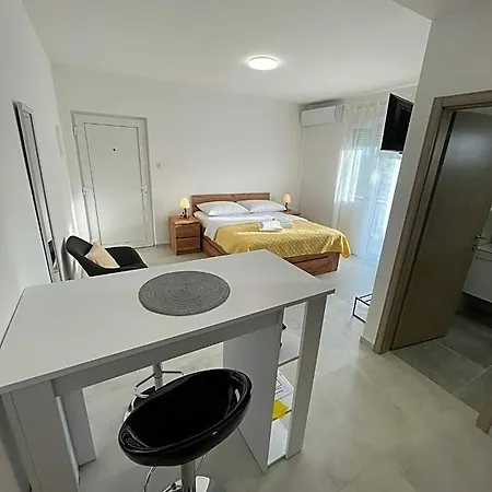 Modern Iva With Balcony, Free Parking & Wi-fi, * זאדאר