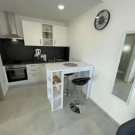 Modern Iva With Balcony, Free Parking & Wi-fi, דירה *